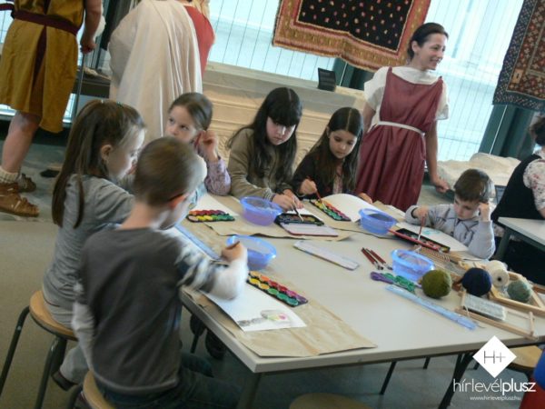Ruhaanyagokból készítettek különböző tárgyakat a gyerekek a Kósi Anita (a képen) és Nagy Rebeka vezette gyerekfoglalkozásokon