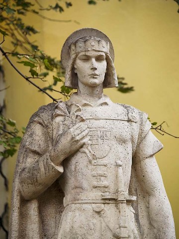 Imre herceg szobra Székesfehérváron (Forrás: uj.katolikus.hu)