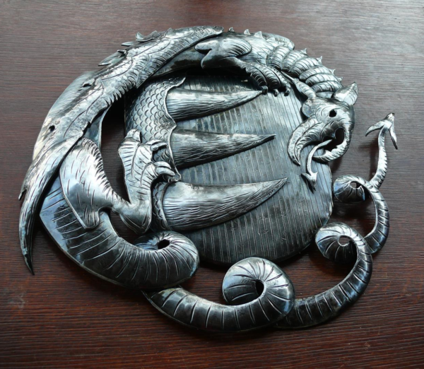A Báthoryak címere - A legenda szerint a család őse, Báthori Vid legyőzött egy sárkányt. (Forrás: termalapartman.eu)