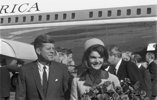Az elnöki pár Dallasba érkezik 1963-ban, a merénylet napján. (Fotó: www.jfktribute.com)