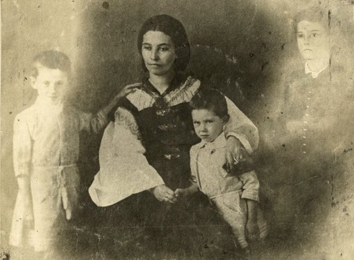 Szendrey Júlia gyermekeivel (Forrás: cultura.hu)