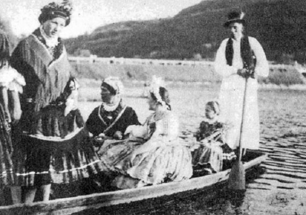 Pünkösdi csónakázás (Báta, Tolna m., 1930-as évek) (Forrás: Magyar Néprajzi Lexikon, mek.oszk.hu)